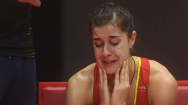 Pebulutangkis Carolina Marin terisak tangis sendu usai alami cedera