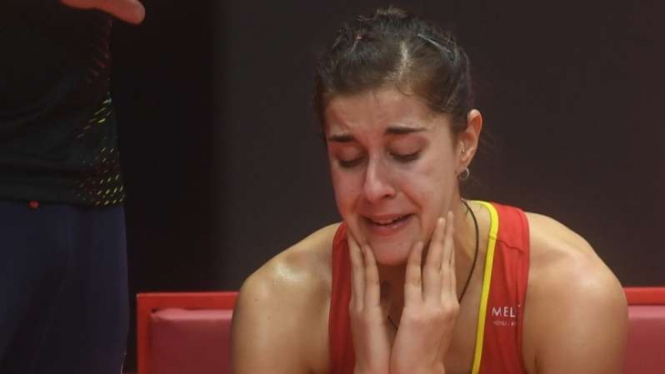 Pebulutangkis Carolina Marin terisak tangis sendu usai alami cedera