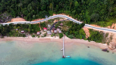Perahu wisata merapat di pantai Baga, Kawasan Wisata Bahari Terpadu (KWBT) Mandeh, Pesisir Selatan, Sumatera Barat, Rabu, 30 Januari 2019.