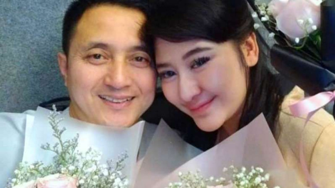Legenda bulutangkis Ricky Soebagdja bersama kekasihnya, Khairunissa Andjani
