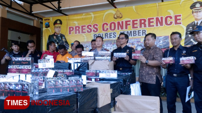 Kapolres Jember AKBP Kusworo Wibowo dan Kepala Kantor Bea Cukai Jember Tubagus Firman menunjukkan barang bukti rokok ilegal dan tersangka di Polres Jember, Jember (1/2/2019). (Dody Bayu Prasetyo/TIMES Indonesia)
