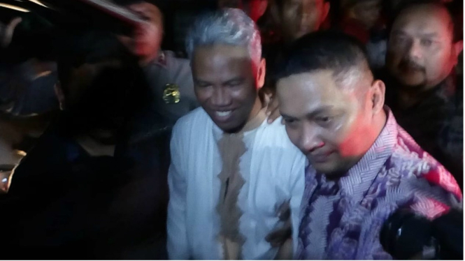 Buni Yani menyerahkan diri