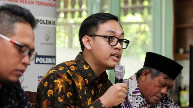 Ekonom Institute for Development of Economics and Finance (Indef), Bhima Yudhistira Adhinegara (tengah)
