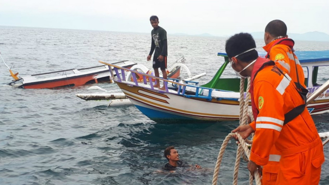 Perahu Titanic angkut wisatawan China terbalik