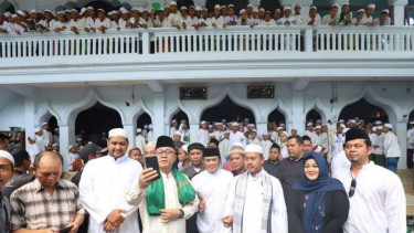 Rhoma Irama (Tengah).