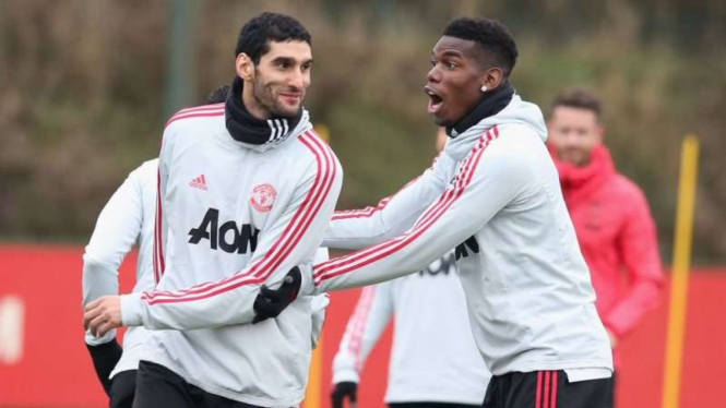 Marouane Fellaini (kiri) saat masih membela Manchester United bersama Paul Pogba