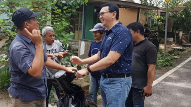 Ahok menyapa tetangga rumahnya di Gantung, Belitung Timur.