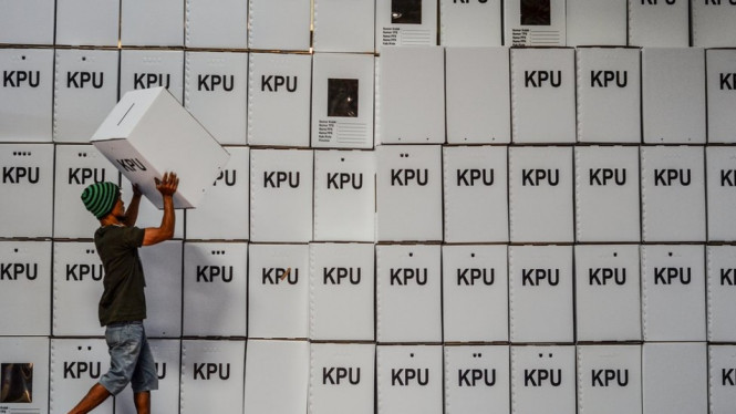 Kotak-kotak suara untuk Pemilu 2019 tengah dipersiapkan - ADENG BUSTOMI/Antarafoto