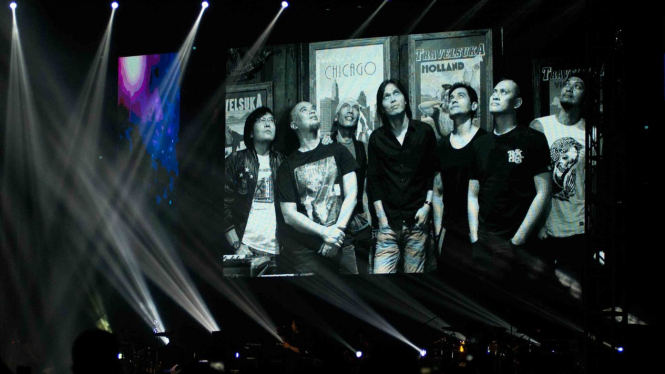 Foto personel Dewa 19 terlihat di layar panggung pada konser Dewa 19 Reunion feat Ari Lasso & Once Mekel Live in Malaysia di Stadion Melawati, Shah Alam, Selangor 
