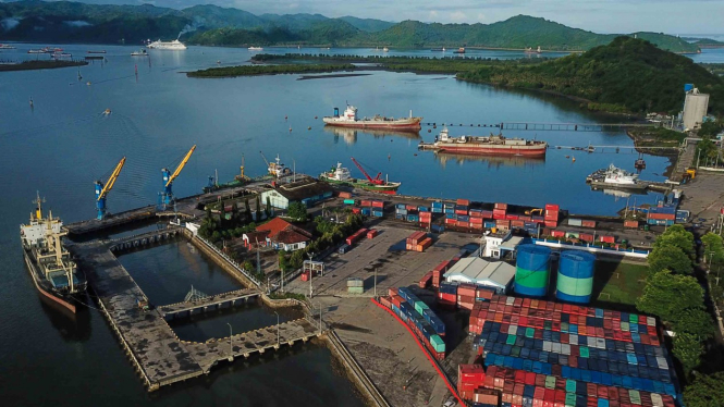 Foto udara kawasan terminal peti kemas di Pelabuhan Pelindo III Cabang Lembar, Lombok Barat, NTB