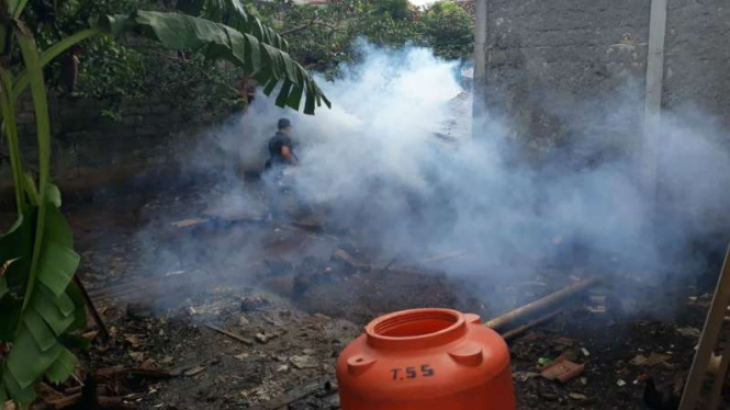 Pengasapan atau fogging di Depok, Senin, 4 Februari 2019.