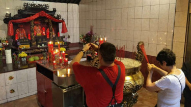 Sejumlah warga sedang berdoa di Vihara, Petaksembilan di Glodok.