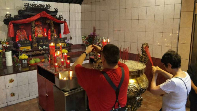 Sejumlah warga sedang berdoa di Vihara, Petaksembilan di Glodok.
