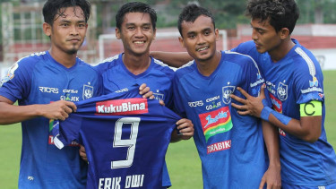 Pemain PSIS merayakan gol ke gawang Persibat di laga Piala Indonesia