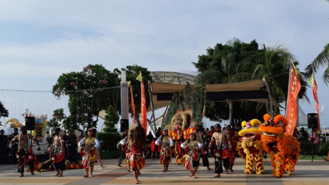 Penampilan Barongsai dan Reog di Taman Impian Jaya Ancol