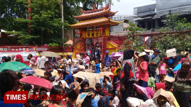 Para pengemis angpao di Wihara Dharma Bakti dalam perayaan tahun baru Imlek 2019 (FOTO: Rizki Amana/TIMES Indonesia)