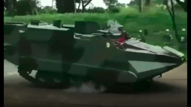 Panser melakukan pengereman mendadak