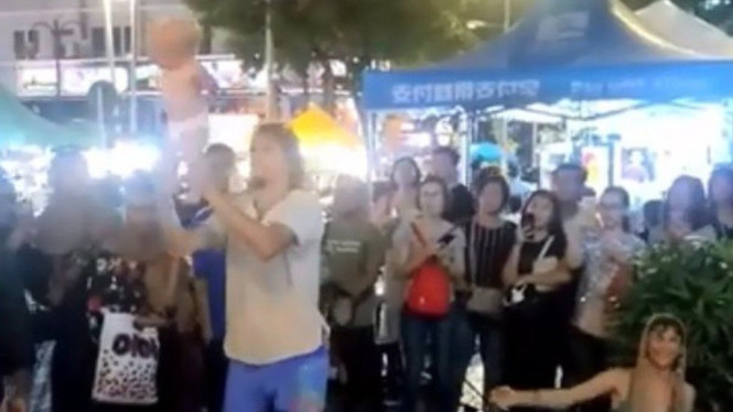 Dalam video berdurasi 90 detik, seorang pria memegang bayi pada pergelangan kaki dan mengayunkan serta melemparkannya ke atas. - FACEBOOK/ZAC.ABDULCHEAH