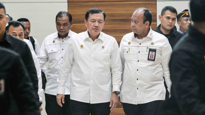 Kepala Badan Intelijen Negara (BIN) Budi Gunawan (ketiga kiri) berbincang dengan Wakil Kepala BIN Teddy Lhaksmana (ketiga kanan) seusai mengikuti rapat kerja dengan Komisi I DPR di Kompleks Parlemen, Senayan, Jakarta