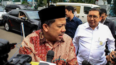 Wakil Ketua DPR Fahri Hamzah (kiri) dan Fadli Zon memberikan keterangan kepada media saat tiba di Rutan Cipinang, Jakarta, Rabu, 6 Februari 2019.