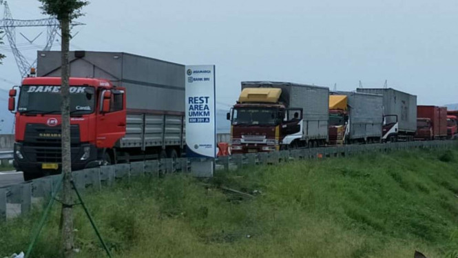 Angkutan logistik sedang beristirahat di rest area km 391A Tol Trans Jawa.