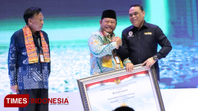 Bupati Sidoarjo H Saiful Ilah saat menerima penghargaan SAKIP dengan predikat nilai A dari Menpan RB, Syafruddin. (FOTO: Rudi Mulya/TIMES Indonesia)