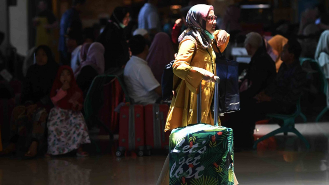 Calon penumpang melintas di terminal keberangkatan domestik 1A Bandara Internasional  Juanda Surabaya, Sidoarjo, Jawa Timur, Kamis, 7 Februari 2019.