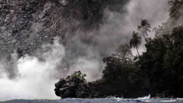 Material vulkanik gunung api Karangetang terpantau dari laut bagian barat Pulau Siau, Kabupaten Kepulauan Sitaro, Sulawesi Utara, Kamis, 7 Februari 2019.