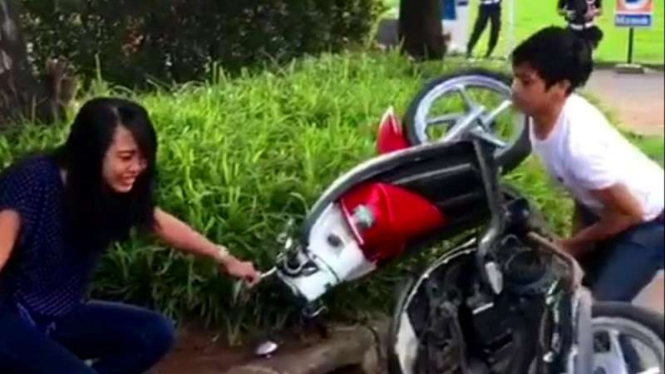 Seorang remaja merusak motor kekasihnya.