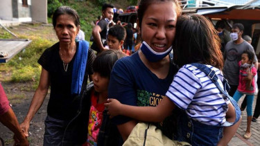 Warga Kelurahan Paseng Sitaro mengungsi akibat erupsi Gunung Karangetang