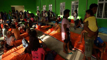 Warga Kelurahan Paseng Sitaro mengungsi akibat erupsi Gunung Karangetang