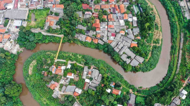 Foto udara aliran Sungai Ciliwung di kawasan Gedong, Pasar Rebo, Jakarta, Kamis, 7 Februari 2019.