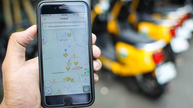Calon pengguna sepeda listrik menunjukkan aplikasi Migo di Migo Station JK10116 di kawasan Setiabudi, Jakarta, Kamis, 7 Februari 2019.