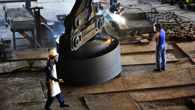 Pekerja di pabrik pembuatan hot rolled coil (HRC) PT Krakatau Steel Tbk di Cilegon, Banten.