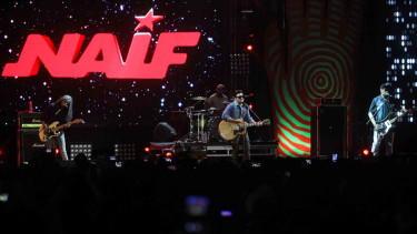 sorot musik konser band pertunjukan naif