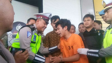Perusak motor dan pembakar STNK usai ditilang, minta maaf kepada polisi.