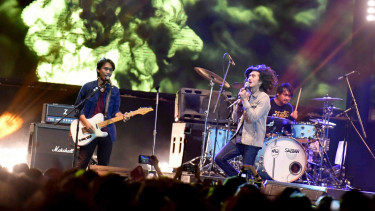 sorot musik konser band pertunjukan sheila on 7
