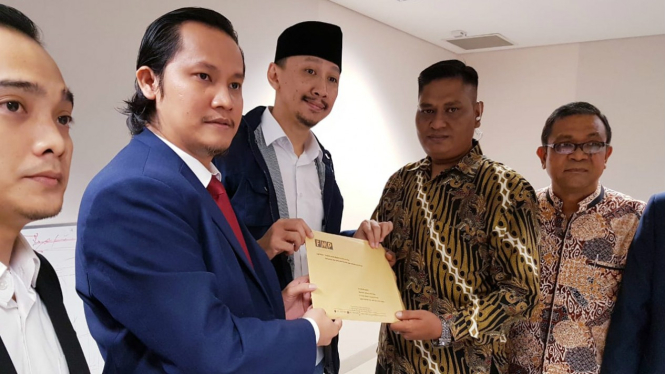 Permadi Arya (berpeci) saat menyampaikan somasinya ke Facebook Indonesia