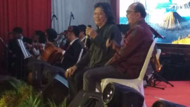 Cak Nun (kanan) dalam acara penghargaan Golden Award SIWO PWI 