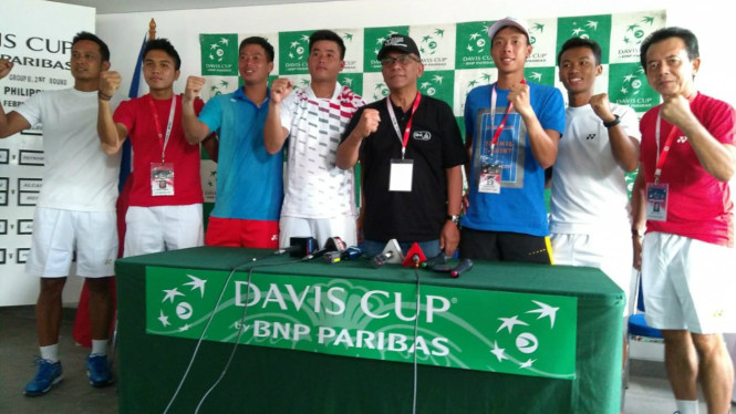 Ketua Umum PP PELTI, Rildo Ananda Anwar bersama Tim Piala Davis Indonesia