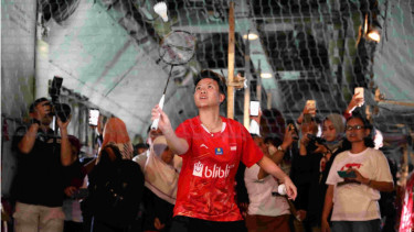 Liliyana Natsir bermain bulutangkis di dalam pesawat Hercules TNI-AU