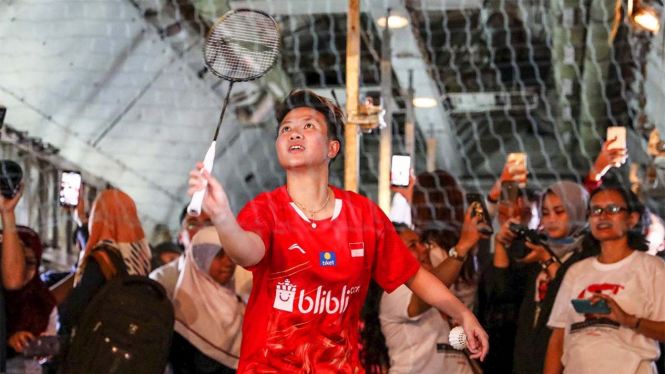 Liliyana Natsir  Bermain Bulutangkis Diatas Pesawat Hercules C-130 Milik TNI-AU