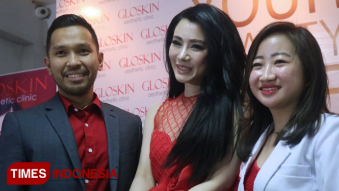 Amelia Salim (tengah) saat menghadiri Anniversary Gloskin Mayjend Sungkono Surabaya yang kedua, Sabtu (9/2/2019). (FOTO: Lely Yuana/TIMES Indonesia)