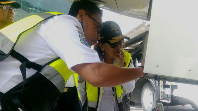 DirjenPerhubungan Udara, Polana B. Pramesti mengecek pesawat di Bandara Soetta