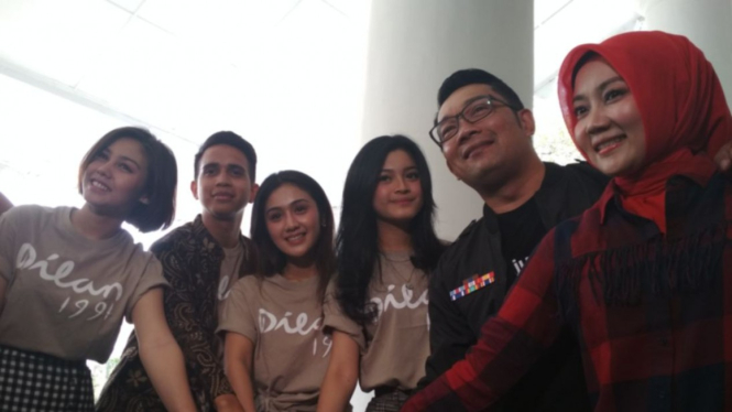 Ridwan Kamil dan beberapa pemain Dilan 1991