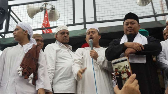 Ketua PA  212, Slamet Ma'arif (tengah)