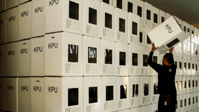 Petugas KPU Mamuju menyusun kotak suara Pemilu