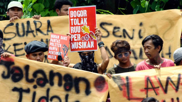 Komunitas musisi jalanan melakukan aksi unjuk rasa menolak RUU Permusikan di Tepas Lawang Salapan, Kota Bogor, Jawa Barat