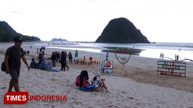 Pantai Pulau Merah Miliki Bank Sampah Berbasis Emas. (FOTO: Roghib/TIMES Indonesia)