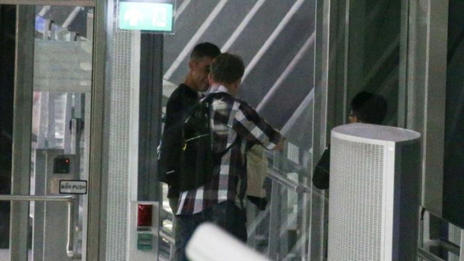 Hakeem al-Araibi tampak sedang menuju ke dalam pesawat yang akan membawanya ke Melbourne.
